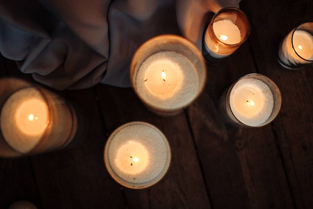 木桌上装饰蜡烛的俯视图图片