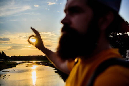 抓住最后一缕阳光.男手 ok 手势蓝天在傍晚时分欣赏风景.