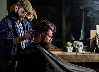 理发师发型的野蛮胡子客户端与剪刀。时髦的生活方式概念。时髦的客户得到理发。理发与理发剪胡子男子理发店的发型工作背景