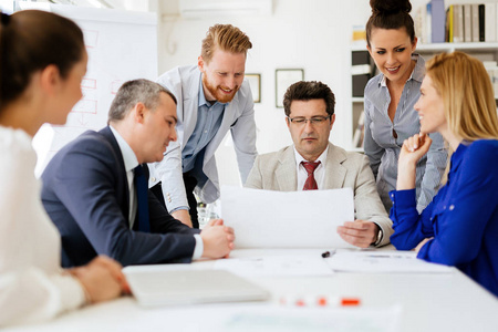 商务人士举行董事会会议,讨论新的新想法照片