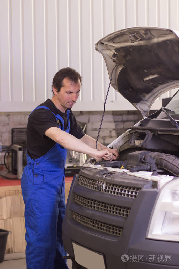 从事汽车服务和修理汽车的技术员