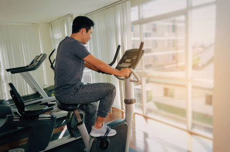 健身房锻炼腿部有氧训练,以保持早晨的健康,健美,生活方式,运动健身