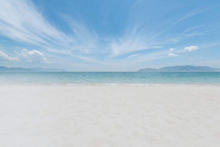 美丽的海滩有白沙，碧海，蓝天..图片用于设计印刷广告旅游营销。这些豪华的度假胜地和美丽的海洋天堂