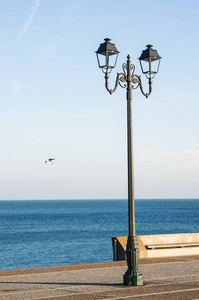 在蓝海背景下的街道灯柱，法国诺曼底