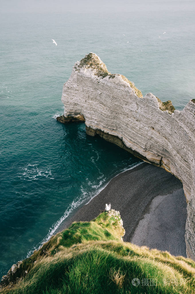 埃雷特悬崖岩石和天然拱形地标和蓝色海洋。诺曼底法国欧洲。