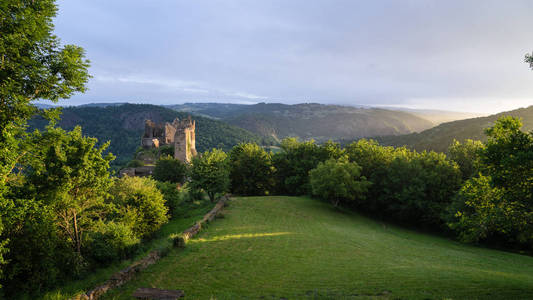 罗彻城堡夏多罗彻的废墟，在法国的早晨