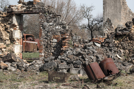 村的行为在法国格伦岛上的废墟中生锈的物体.