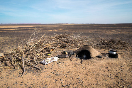 伯伯营在一个荒无人烟的村庄里照片