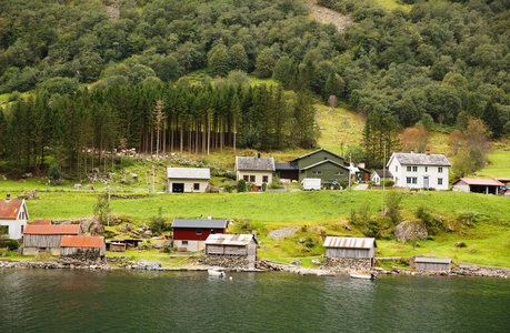 挪威的奈罗伊峡湾山脉和传统村庄房屋的景观。