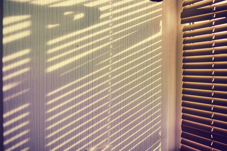 窗影子白色墙上百叶窗的影子照片