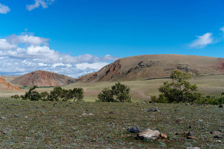 沙漠地形在山丘和蓝天的背景下