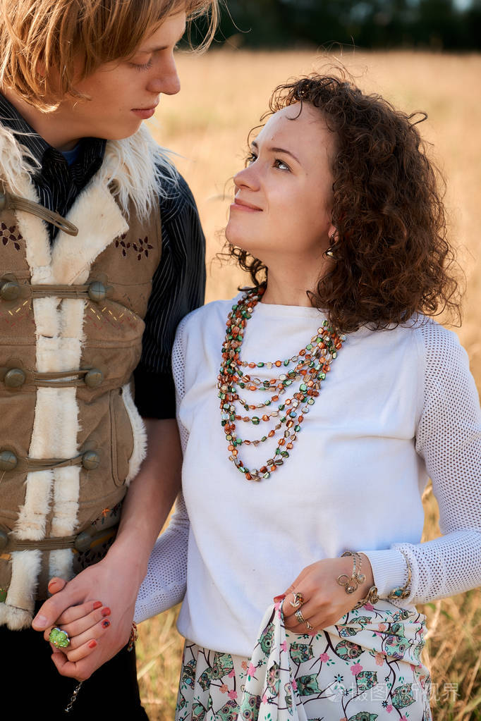 吉普赛风格的衣服.年轻的金发男人和美丽的高加索女人一起户外.