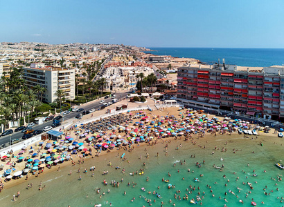 海滩和Torrevieja城市景观的空中全景。 许多人在夏季在洛斯洛科斯的沙滩上旅游日光浴和游泳。 八月旺季天气炎热