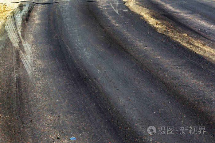 损坏的道路损坏切碎沥青有坑坑洼洼和斑点非常糟糕的沥青道路与大的