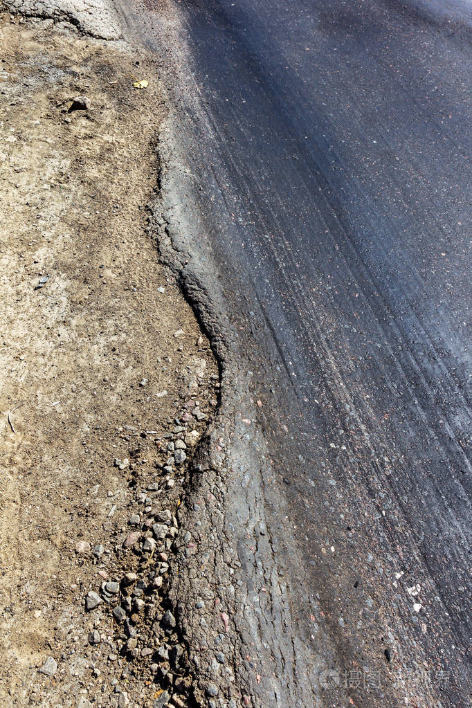 损坏的道路损坏切碎沥青有坑坑洼洼和斑点非常糟糕的沥青道路与大的