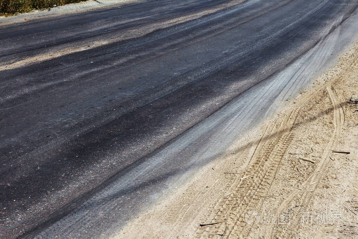 非常糟糕的沥青道路与大的trenche. 道路施工中沥青生产的可怕技术.