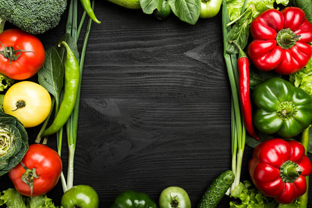 各种蔬菜排列成框架形状，有文字或广告的空间