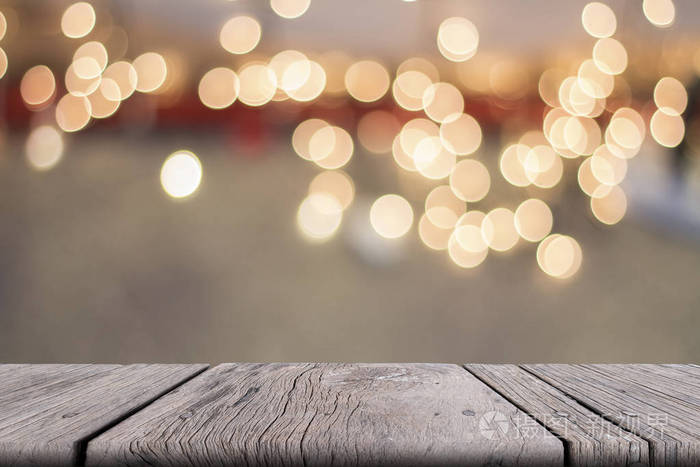 照片 前面有旧的木制桌子,有模糊的温暖背景,有压痕的物体.jpg