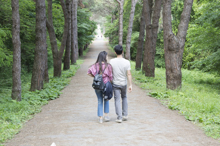 在树林里散步。 两个情人互相拥抱。