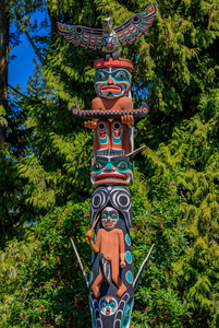 加拿大温哥华斯坦利公园布罗克顿点的第一民族美洲印第安人图腾柱照片