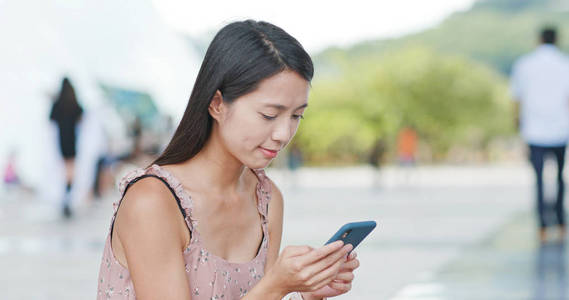 女人在城里看智能手机