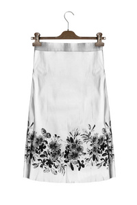 优雅的白色裙子，黑色的花挂在衣架上，隔离在白色的上面
