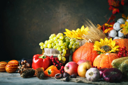 感恩节快乐的背景, 木桌上点缀着南瓜玉米水果和秋叶。丰收节。选择性对焦。水平。具有复制空间的背景