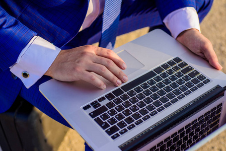 在线寻找信息.男性手打字笔记本电脑键盘.商人从事研究工作.现代技术.