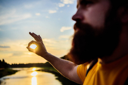 抓住最后一缕阳光.男手 ok 手势蓝天在傍晚时分欣赏风景.