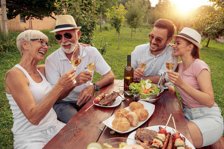 快乐的一家人在阳光明媚的白天在公园里野餐，一起快乐。