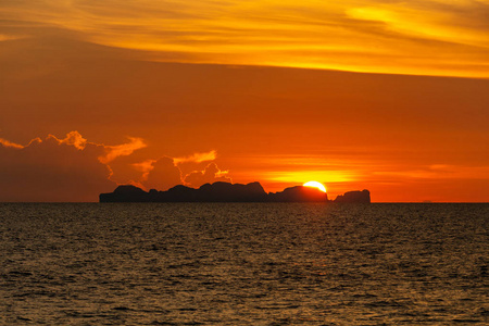 泰国Krabi，2018年5月4日从兰塔看到的KohPhiPhi群岛上的深红日落