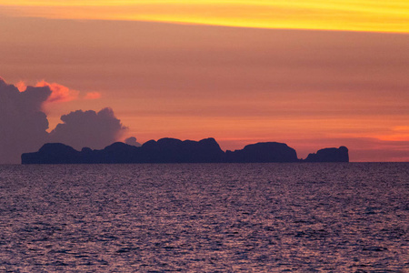 泰国Krabi，2018年5月4日从kolanta黄昏时看到KohPhiPhileh岛周围的紫色天际线