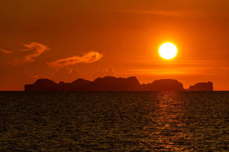 泰国Krabi，2018年5月4日从kolanta看到的kohphiphileh岛上的日落