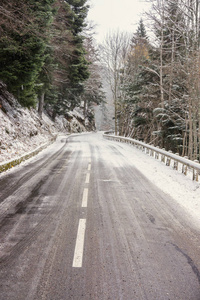 2017年11月初冬季，沃什山脉法国的一条雪和冰的道路。