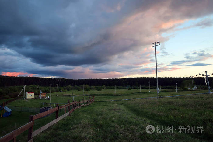 俄罗斯巴什基里亚阿尔斯基石自然纪念碑附近的风景日落景色