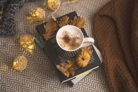 秋季生活方式家庭装饰，热巧克力杯和秋季装饰，温暖的灯光家庭内部装饰