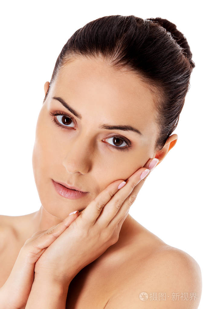 洁净清新皮肤的年轻女子美丽的容颜