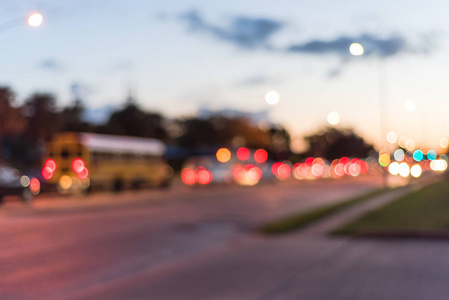 模糊的图像，繁忙的交通与离焦的Bokeh灯在高峰时间的黄昏。 远离焦点交通堵塞和路灯在休斯顿得克萨斯州美国。 城市交通问题抽象背