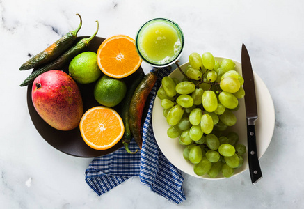 桌子上有彩色蔬菜和水果。 准备早上的果汁。 健康饮食
