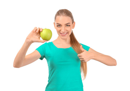 白色背景苹果的年轻女人。 饮食食物概念
