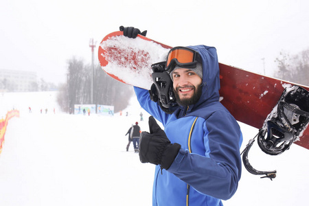 冬季度假村斜坡上的男性滑雪者