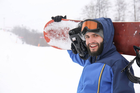 冬季度假村斜坡上的男性滑雪者