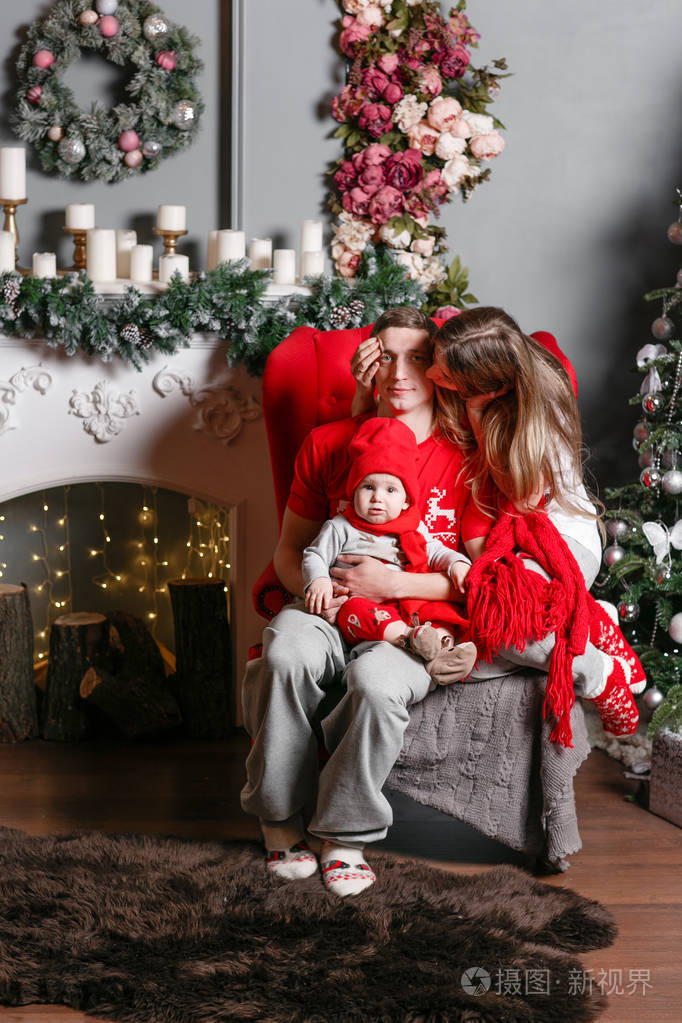 爱的家庭圣诞快乐新年快乐开朗漂亮的人妈妈爸爸还有小宝贝儿子父母和