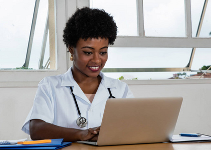 非裔美国女医生在医院研究电脑