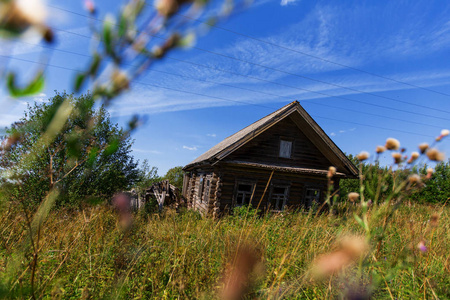 夏天俄罗斯村庄里的一座旧木屋。