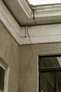 墙体粗糙，以大水泥水泥质地水泥大裂缝为背景。 主要问题墙体裂缝问题施工急需修复