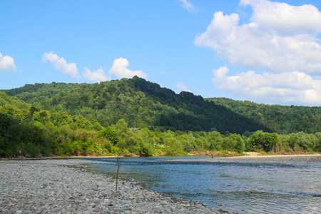 在阳光明媚的日子里，山和河在一起。 乌克兰喀尔巴阡山。