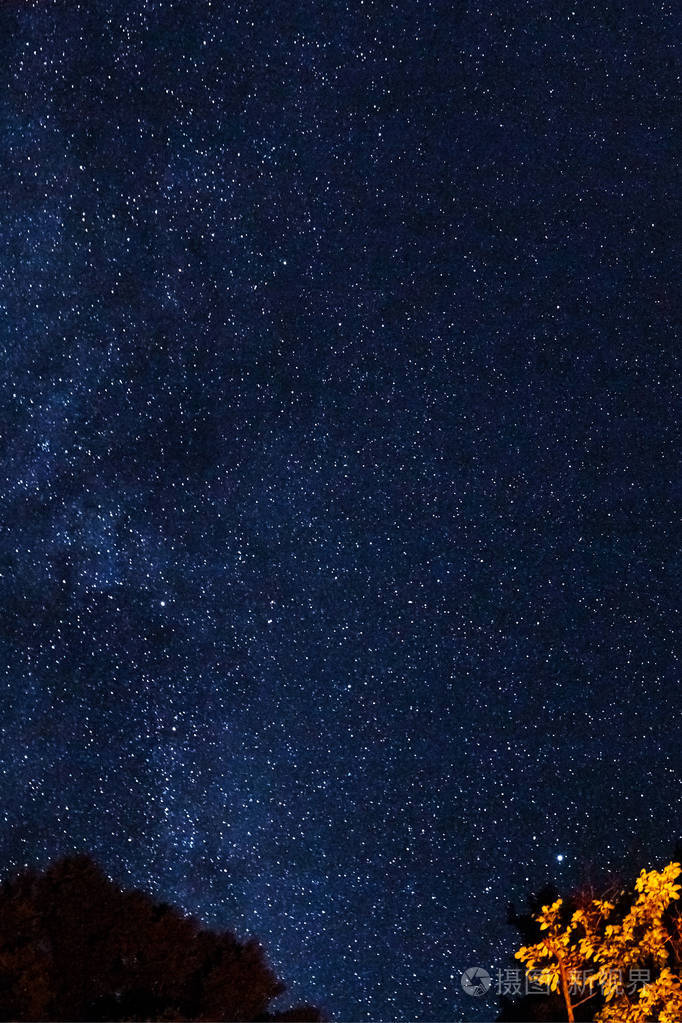 无限空间充满了高分辨率的恒星夜晚天空中闪耀的星星