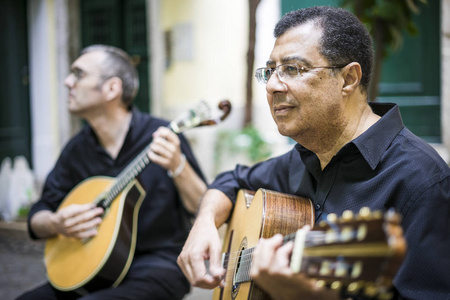两名法多吉他手与声学和葡萄牙吉他在阿尔法马里斯本葡萄牙