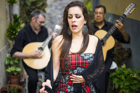 法多乐队在葡萄牙阿尔法马里斯本街头演奏传统的葡萄牙音乐